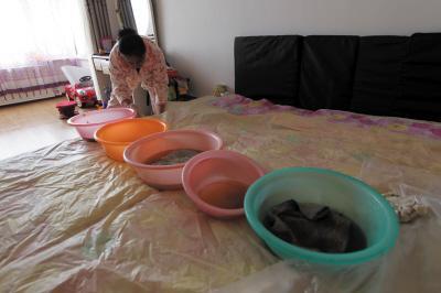 多文镇楼上漏水，住户失联，小区没物管，业主维权难！律师来支招……